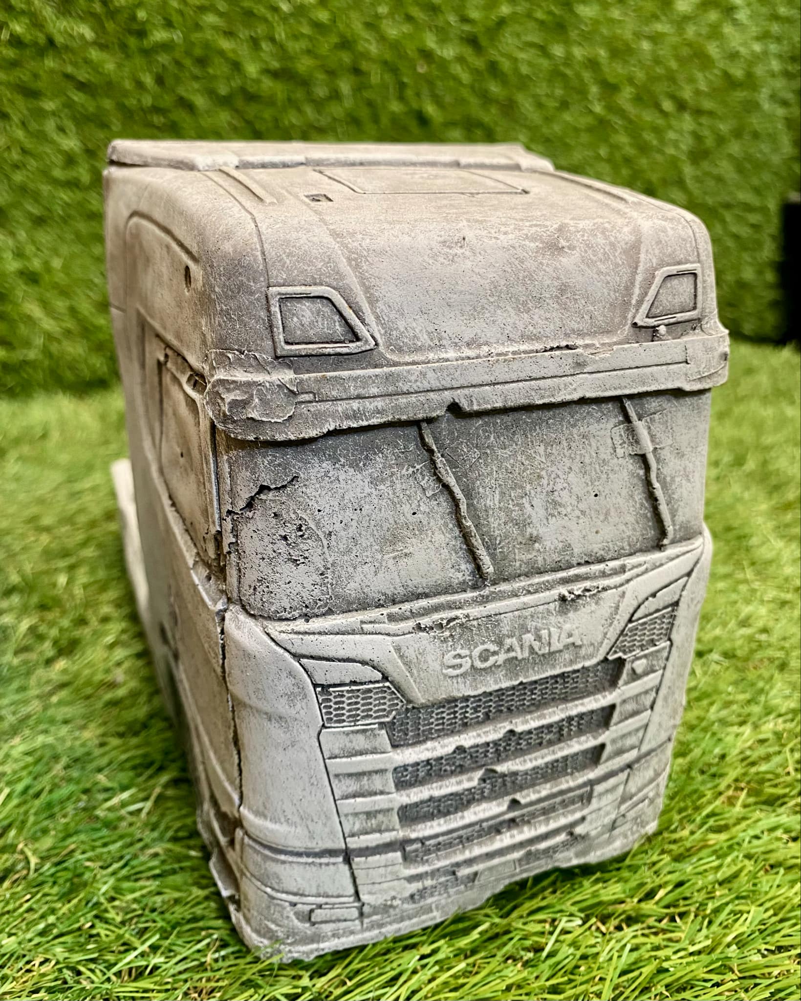 Large Truck / Lorry  And Cargo (Volvo / Scania)