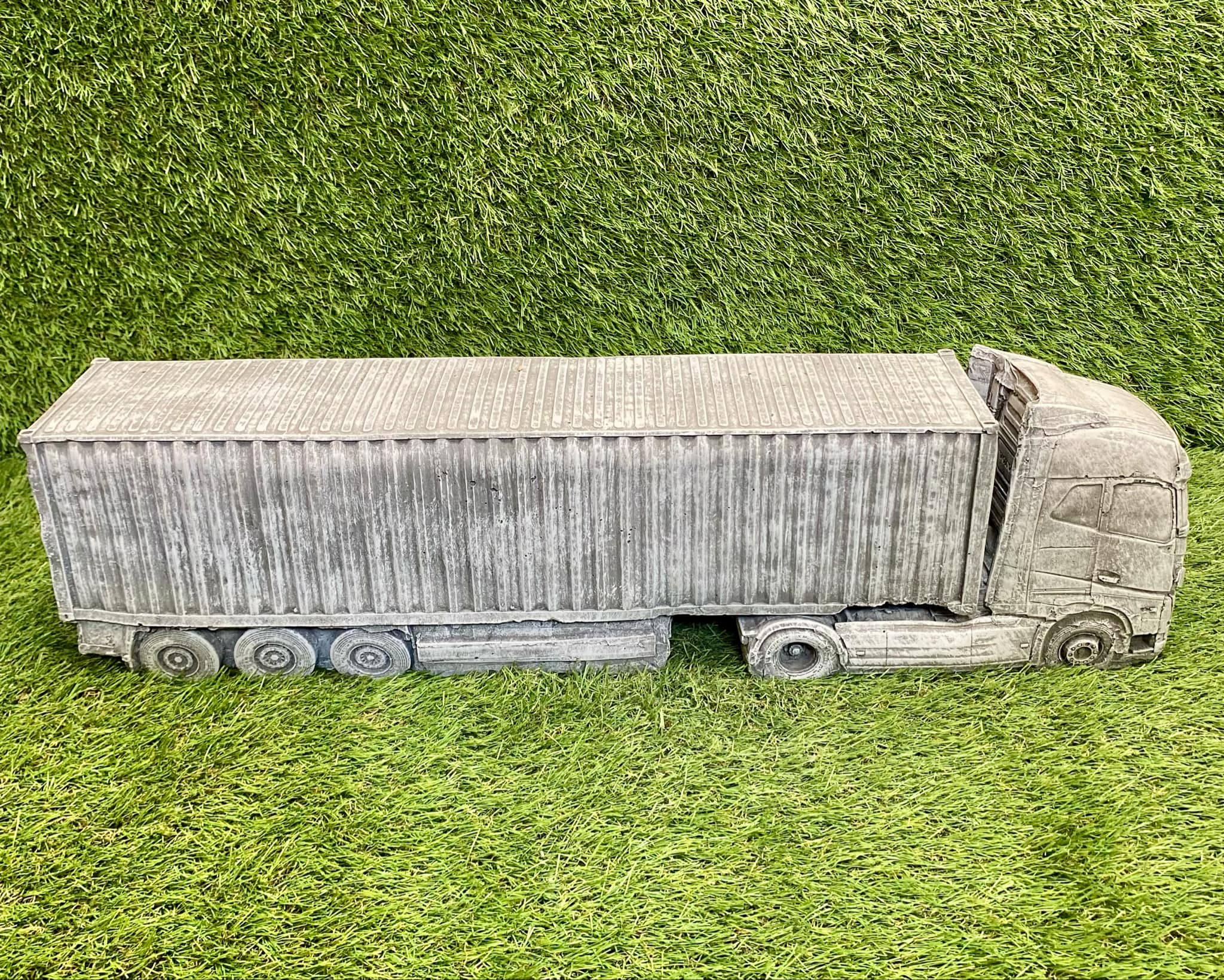 Large Truck / Lorry  And Cargo (Volvo / Scania)