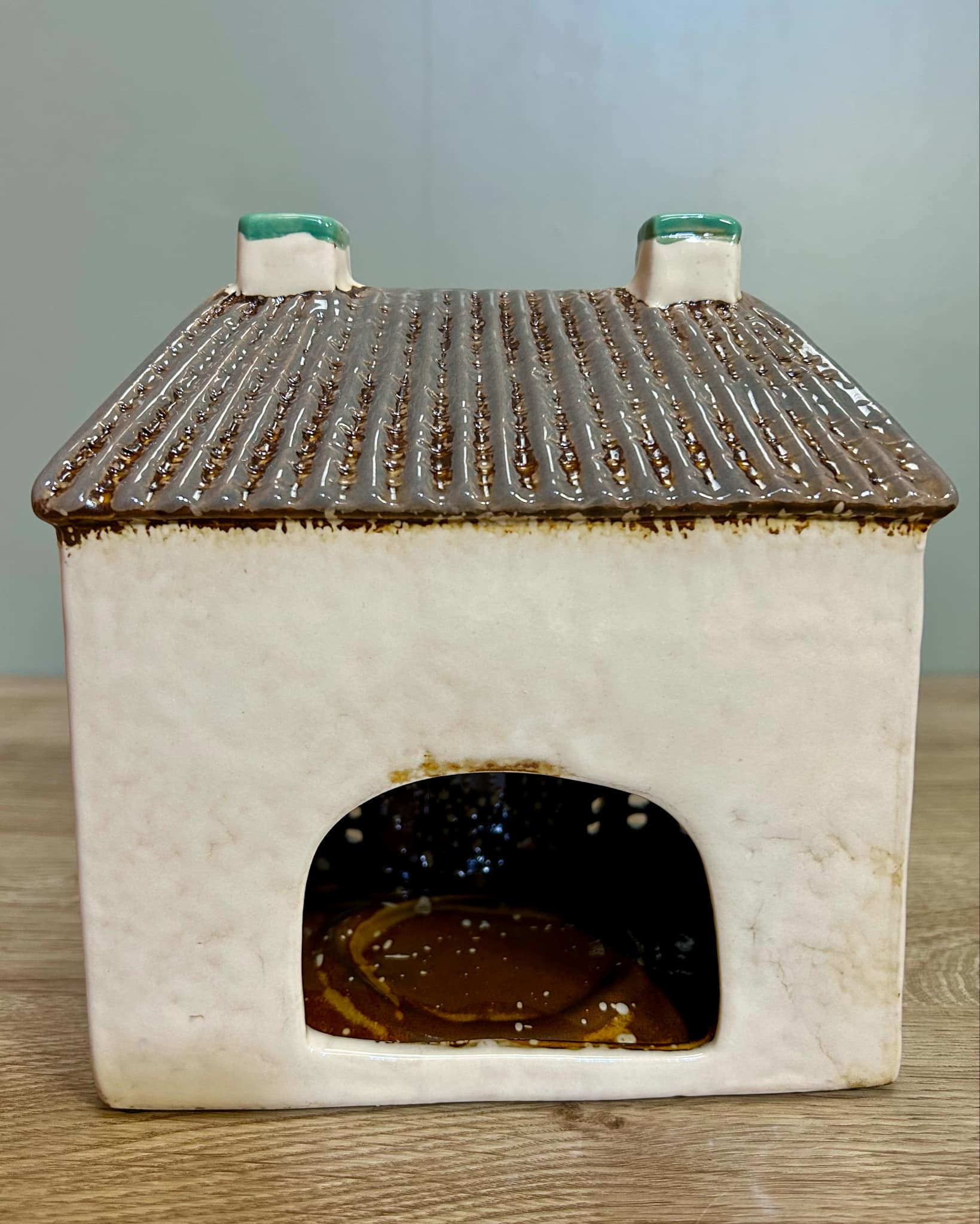 Ceramic Tealight Village Pub