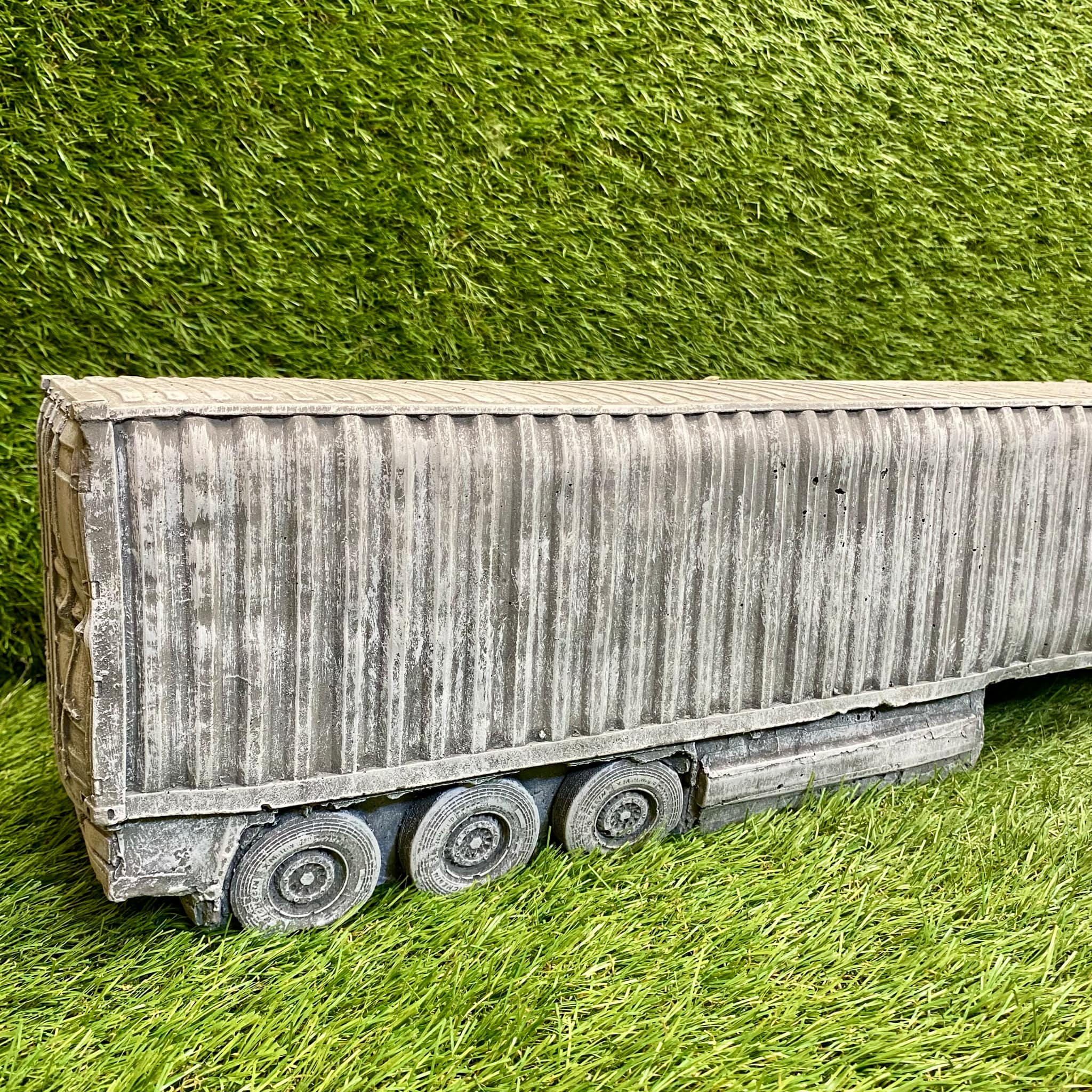 Large Truck / Lorry  And Cargo (Volvo / Scania)