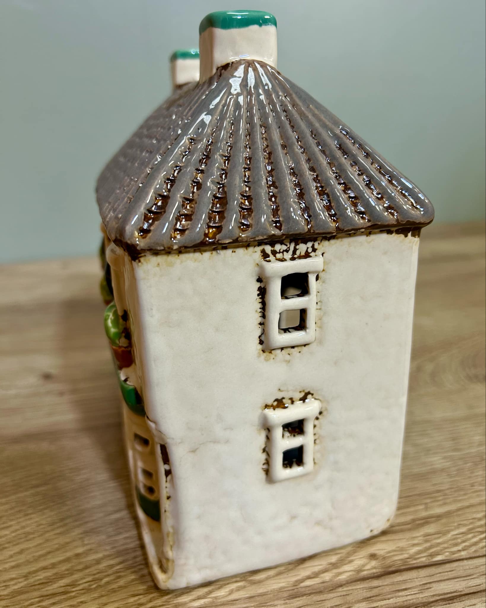 Ceramic Tealight Village Pub