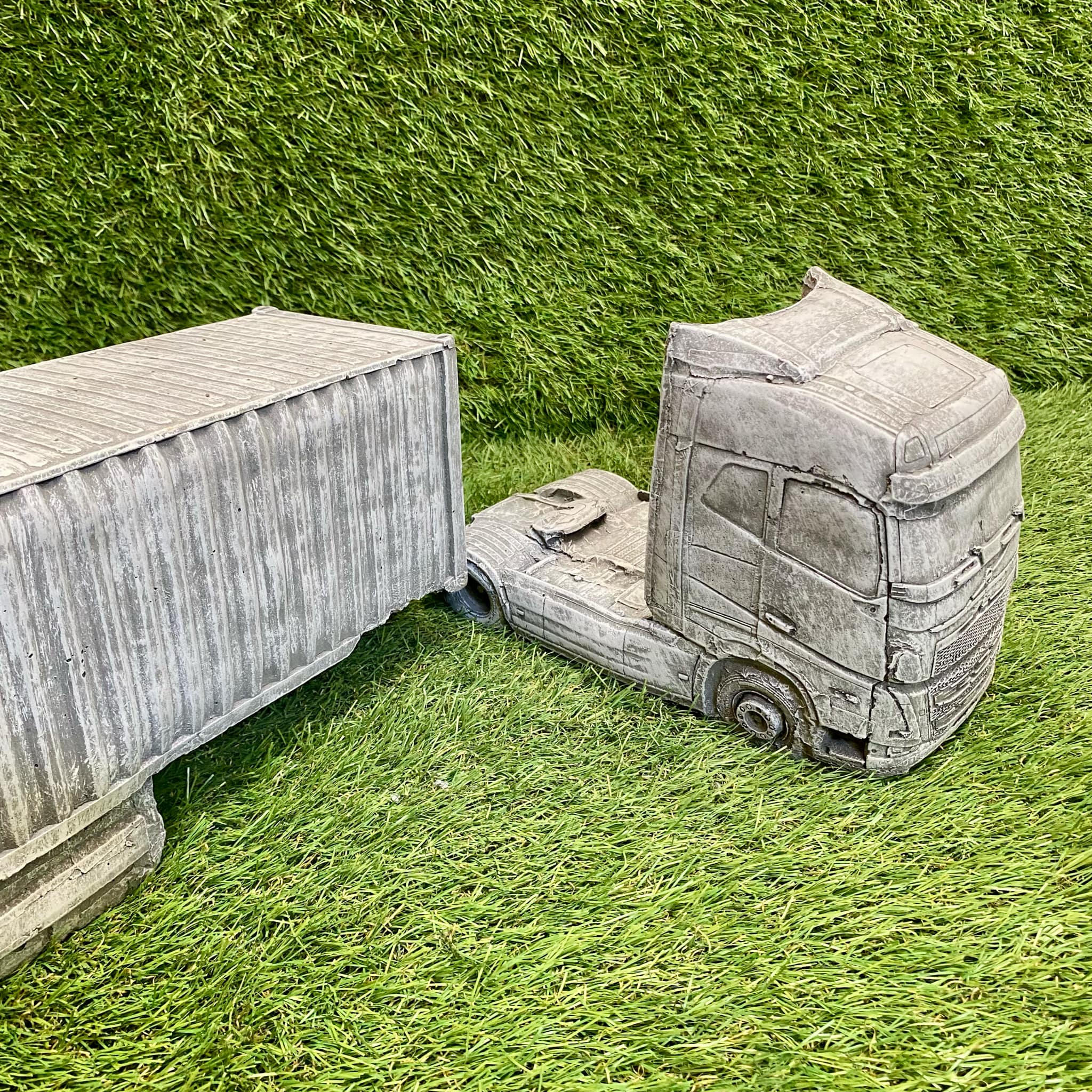 Large Truck / Lorry  And Cargo (Volvo / Scania)